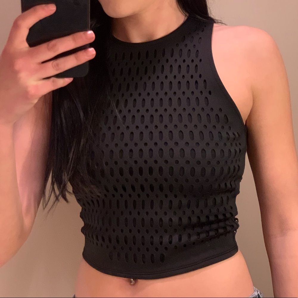 CUT OUT DETAIL CROP TANK